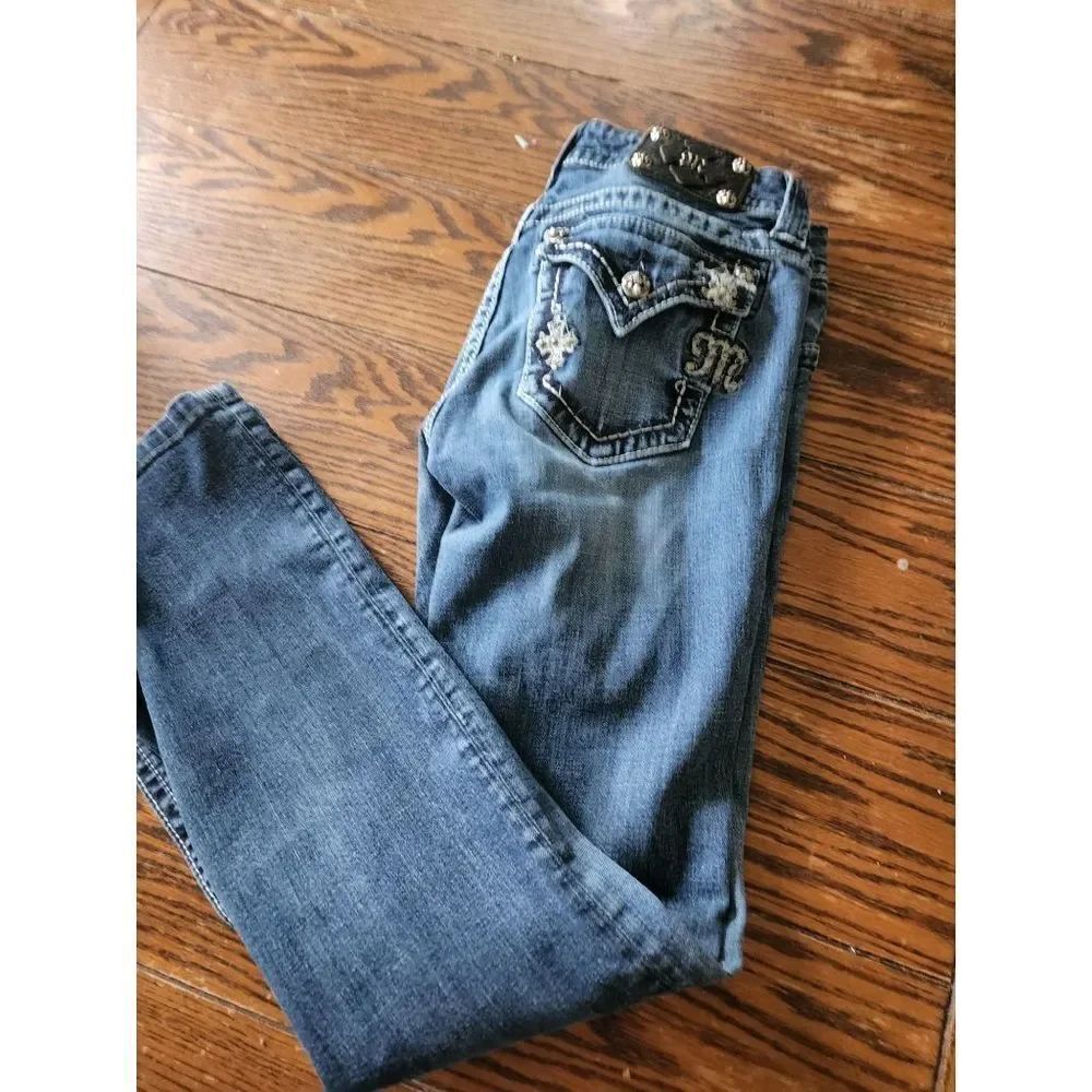 MissΒ Me Bootcut Embellished mini fleur-de-lis pocketβJeans szβ29